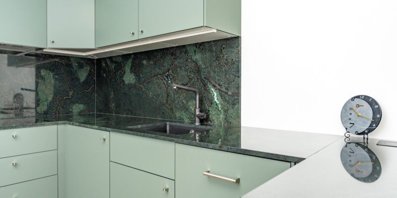 Diorite Verde – en enorm smaragdgrøn granit pryder Ikeas køkkenskabe